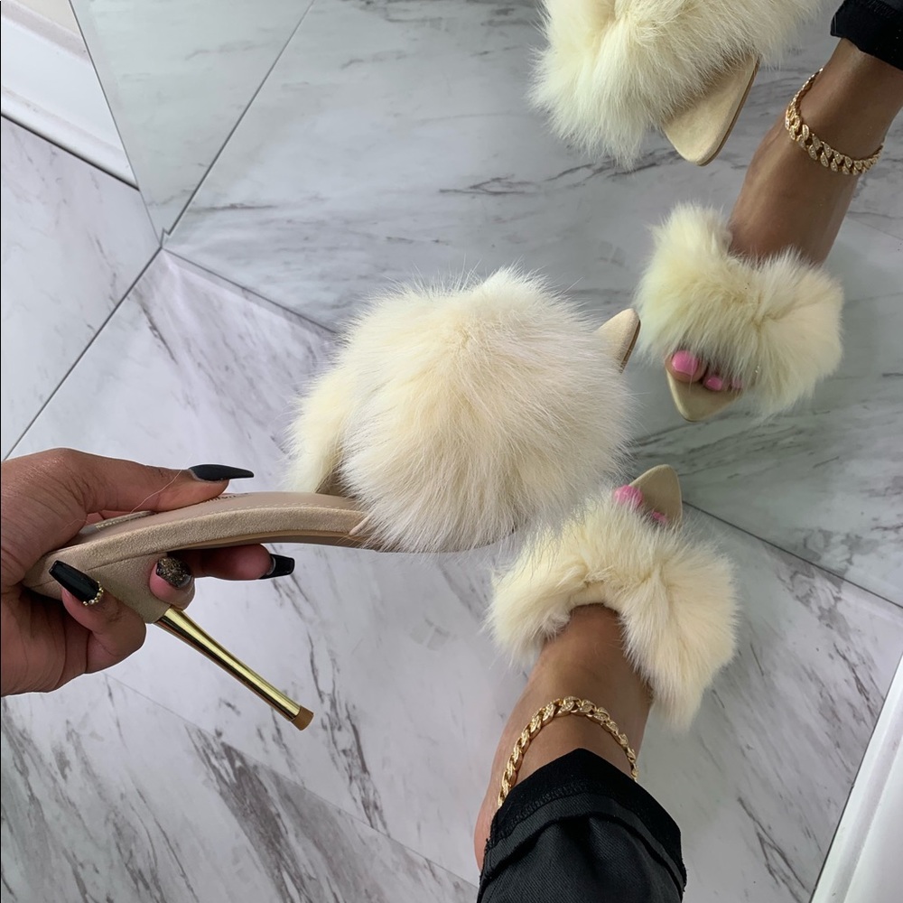 🕊 Blanc Faux Fur Mules 🕊 - Picture 4 of 6